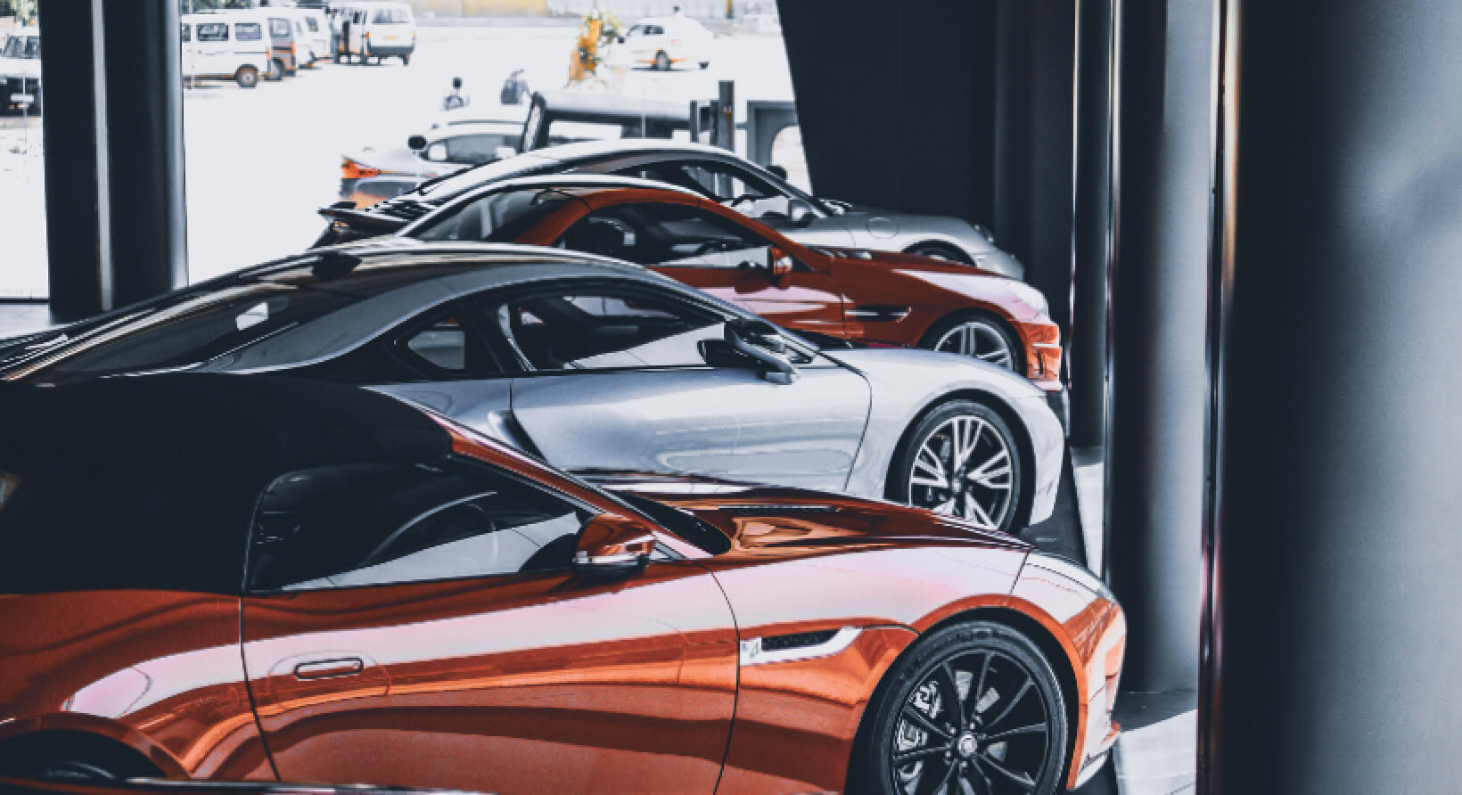 高級車がズラリと並んでいる写真