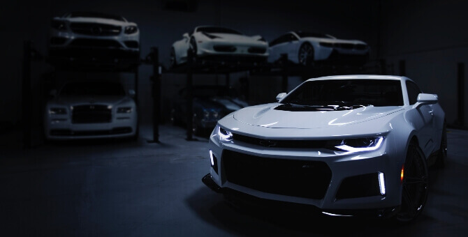 白い高級車の写真