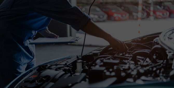 車のバンパーを修理している写真