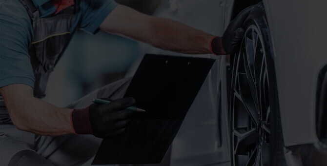 タイヤを点検している写真