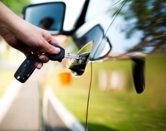 車にキーを指す様子