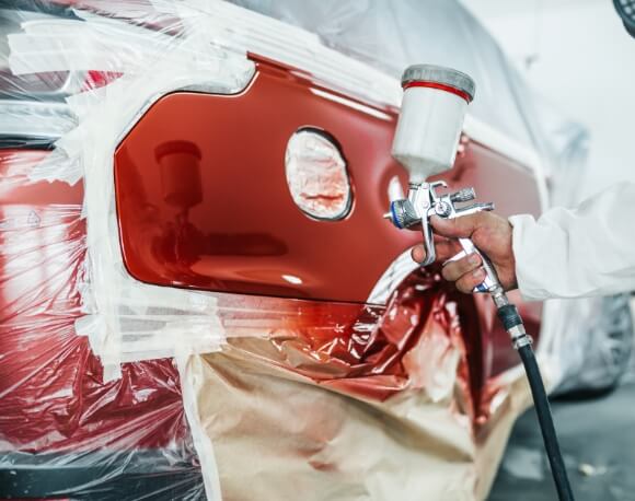 赤い塗装をしている様子